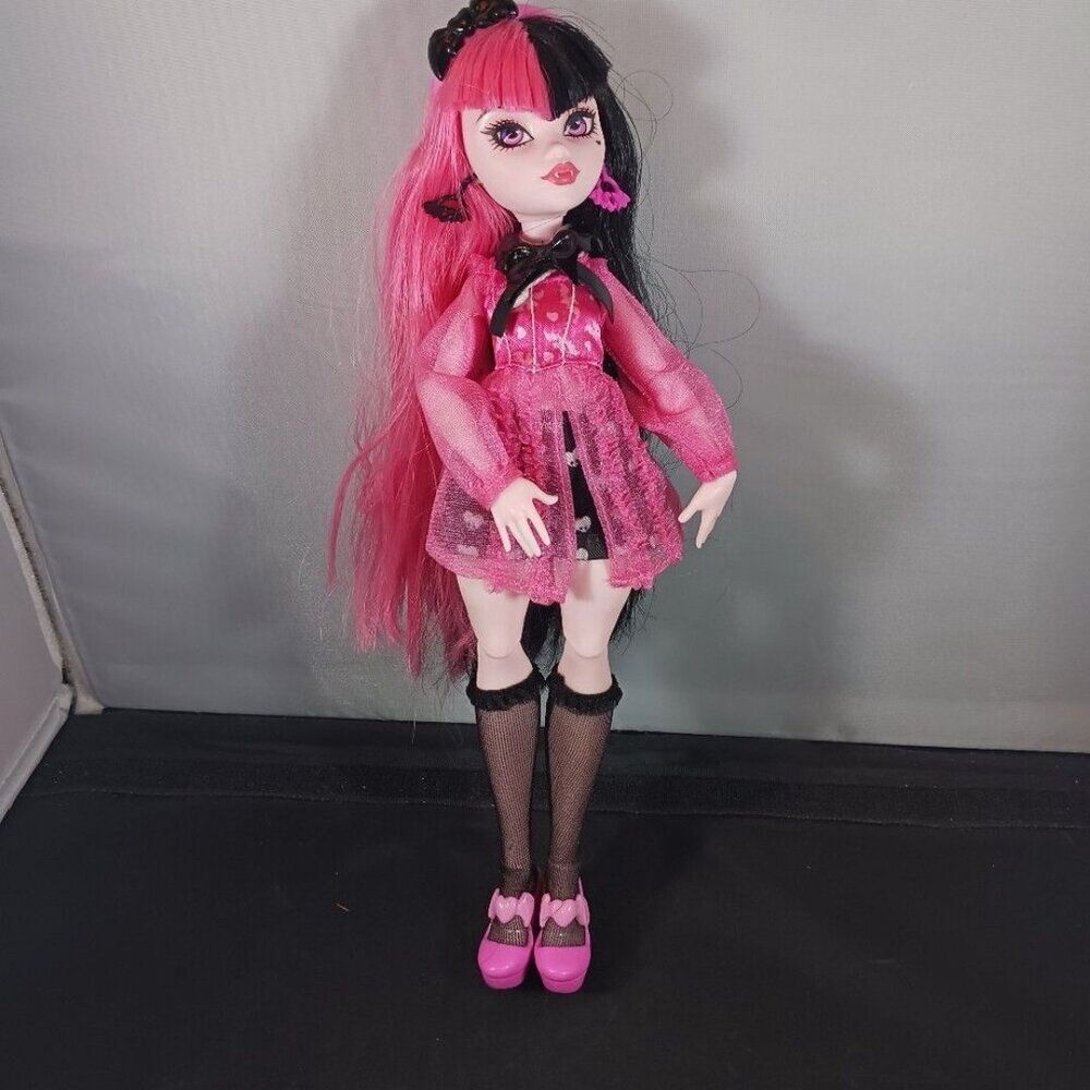 Monster High Draculaura's Day Out Doll Mattel 2021